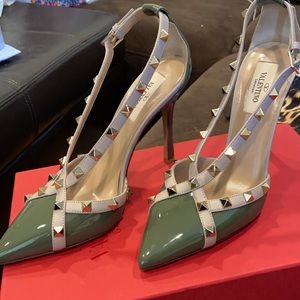 Valentino Garavani Olive Green and Beige Rockstud Patent Leather Heels